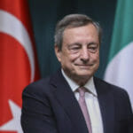 Taliansky premiér Mario Draghi počas rokovania v tureckej Ankare.