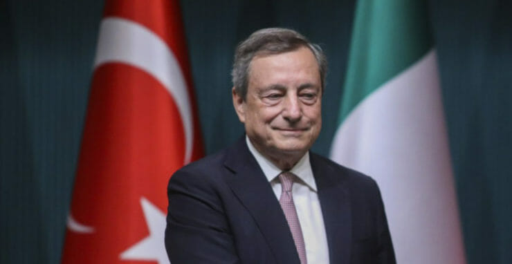 Taliansky premiér Mario Draghi počas rokovania v tureckej Ankare.