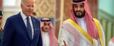 Zľava prezident USA Joe Biden a saudskoarabský korunný princ Muhammad bin Salmán počas privítania po príchode do saudskoarabskej Džiddy 15. júla 2022.