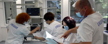 Zdravotníci na jednotke všeobecnej neodkladnej zdravotnej starostlivosti urgentného príjmu v Trebišove, archívna snímka.