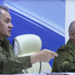 Na videosnímke vydanej 16. júla 2022 ruský minister obrany Sergej Šojgu (vľavo)