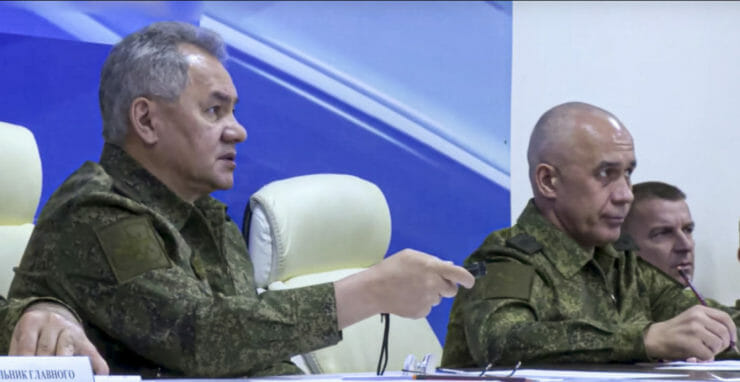 Na videosnímke vydanej 16. júla 2022 ruský minister obrany Sergej Šojgu (vľavo)