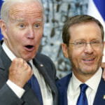 Zľava americký prezident Joe Biden a izraelský prezident Jicchak Herzog počas stretnutia v prezidentskej rezidencii v Jeruzaleme 14. júla 2022.