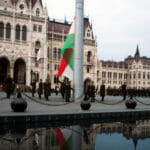 Na ilustračnej snímke budova maďarského parlamentu v Budapešti.