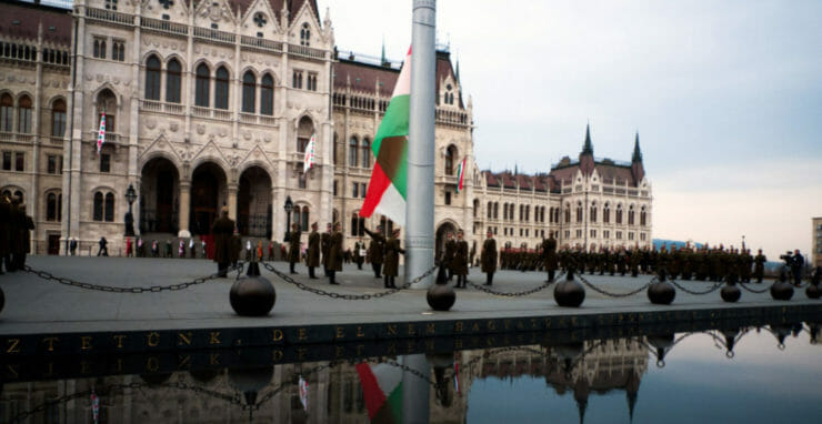 Na ilustračnej snímke budova maďarského parlamentu v Budapešti.