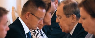 Na kombosnímke zľava Péter Szijjártó a Sergej Lavrov.