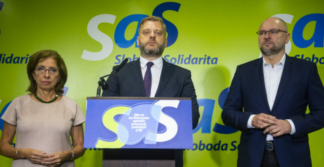 Zľava predsedníčka poslaneckého klubu strany SaS Anna Zemanová, poslanec NR SR Juraj Krúpa a predseda strany SaS Richard Sulík počas tlačovej konferencie strany SaS k výsledkom zasadnutia Republikovej rady 29. júla 2022 v Bratislave.