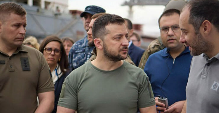 Volodymyr Zelenskyj (uprostred) v prístave Čornomorsk.