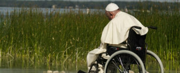 Pápež František počas návštevy jazera Lac Sainte Anne v provincii Alberta, ktoré je pôvodným obyvateľom už po stáročia známe ako posvätné miesto uzdravenia, 26. júla 2022.