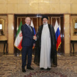 Ruský prezident Vladimir Putin si podáva ruku so svojím iránskym náprotivkom Ebráhímom Raísím pred ich stretnutím v Teheráne 19. júla 2022.