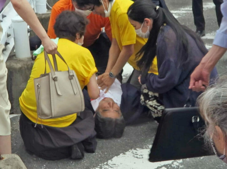 Na snímke z videozáznamu leží na zemi po útoku bývalý japonský premiér Šinzó Abe v Nare 8. júla 2022.