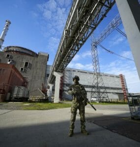 Na snímke z 1. mája 2022 ruský vojak hliadkuje v priestoroch Záporožskej atómovej elektrárene pri meste Enerhodar na juhovýchode Ukrajiny.