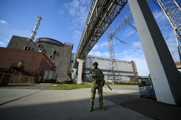 Na snímke z 1. mája 2022 ruský vojak hliadkuje v priestoroch Záporožskej atómovej elektrárene pri meste Enerhodar na juhovýchode Ukrajiny.