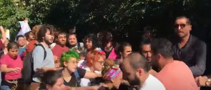 Príslušníci komunity LGBTQ počas stretu s políciou v tureckej Ankare.