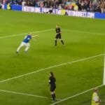 Fanúšik Evertonu Paul Stratton po kopnutí penalty.