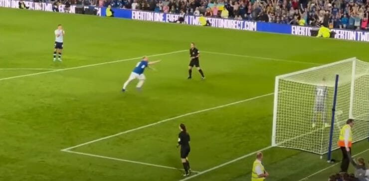 Fanúšik Evertonu Paul Stratton po kopnutí penalty.
