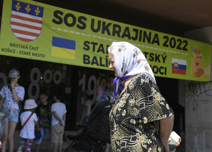 Ukrajinka prechádza pri nápise Centrum pomoci SOS Ukrajina 2022 v košickom Starom Meste, archívna snímka.