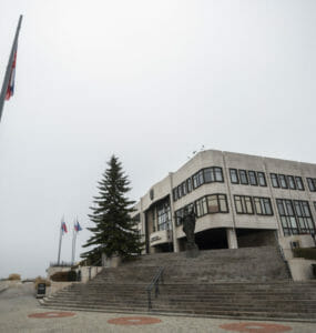 šetrenie vo veľkom parlament
