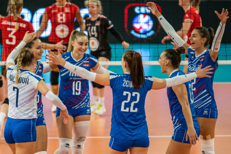 Slovenské volejbalistky sa tešia v zápase kvalifikácie na ME 2023 vo volejbale žien medzi Slovenskom a Dánskom v Poprade 27. augusta 2022.