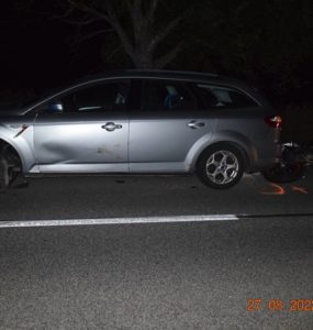 Účastníkmi boli okrem chodca aj vodič osobného auta na snímke a motorkár