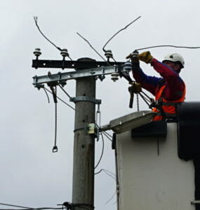 Na snímke oprava elektrického vedenia po silnom vetre v obci Lutiše neďaleko Žiliny 26. februára 2020.