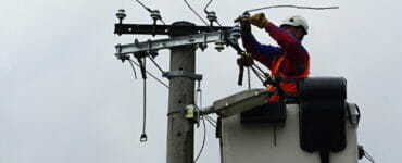 Na snímke oprava elektrického vedenia po silnom vetre v obci Lutiše neďaleko Žiliny 26. februára 2020.