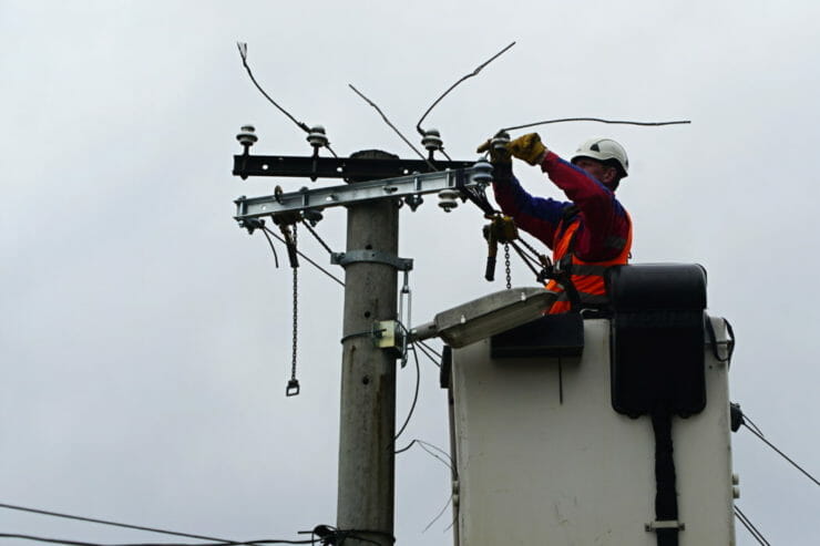Na snímke oprava elektrického vedenia po silnom vetre v obci Lutiše neďaleko Žiliny 26. februára 2020.