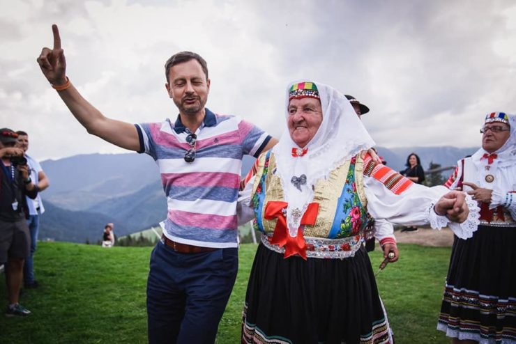 Eduard Heger krepčí na Goralskom folklórnom festivale v Bachledovej doline.