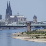 Znížená hladina rieky Rýn v Kolíne nad Rýnom 10. augusta 2022. Pre pretrvávajúce sucho v Nemecku sú viaceré lode neschopné vyplávať.