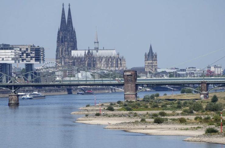 Znížená hladina rieky Rýn v Kolíne nad Rýnom 10. augusta 2022. Pre pretrvávajúce sucho v Nemecku sú viaceré lode neschopné vyplávať.
