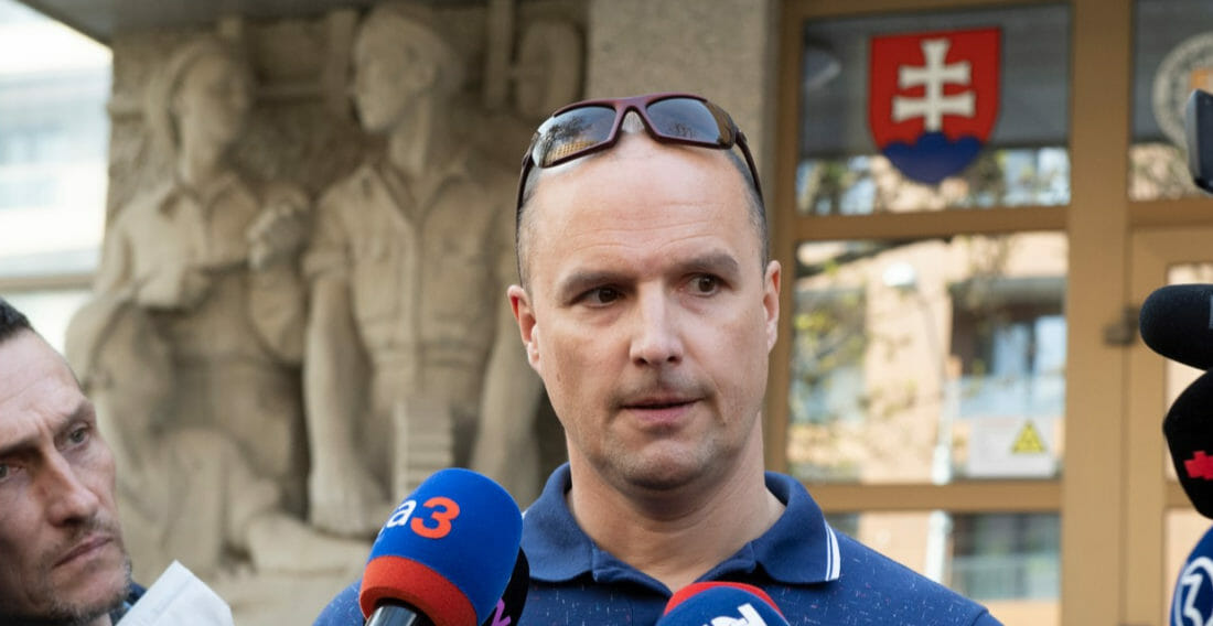 Obhajca Roberta Fica a Roberta Kaliňáka David Lindtner odpovedá na otázky novinárov.