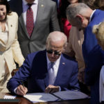 Americký prezident Joe Biden podpisuje prelomový zákon o dotáciách vo výške 52,7 miliardy USD (51,49 miliardy eur) na podporu výroby a výskum polovodičov v USA, v Bielom dome vo Washingtone 9. augusta 2022.