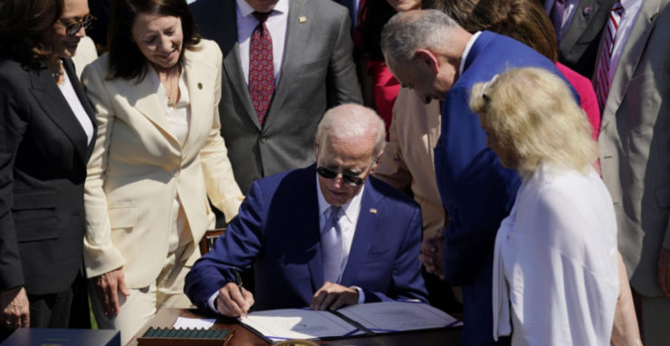 Americký prezident Joe Biden podpisuje prelomový zákon o dotáciách vo výške 52,7 miliardy USD (51,49 miliardy eur) na podporu výroby a výskum polovodičov v USA, v Bielom dome vo Washingtone 9. augusta 2022.