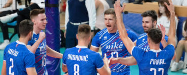 Radosť Slovákov po vyhratom prvom sete v zápase F- skupiny kvalifikácie ME 2023 vo volejbale mužov medzi Slovenskom a Maďarskom 10. augusta 2022 v Nitre.