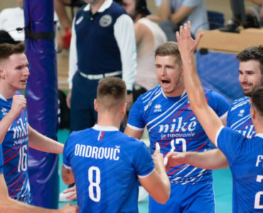 Radosť Slovákov po vyhratom prvom sete v zápase F- skupiny kvalifikácie ME 2023 vo volejbale mužov medzi Slovenskom a Maďarskom 10. augusta 2022 v Nitre.