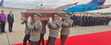 Pozostatky kardinála Jozefa Tomka sú už na Slovensku. Lietadlo s rakvou priletelo vo štvrtok 11. augusta 2022 z Vatikánu na bratislavské letisko M. R. Štefánika.