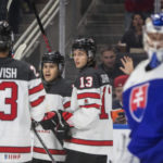 Kanadskí hokejisti sa tešia po strelení gólu v zápase A-skupiny Slovensko - Kanada na MS hráčov do 20 rokov v kanadskom Edmontone vo štvrtok 11. augusta 2022.