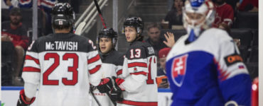Kanadskí hokejisti sa tešia po strelení gólu v zápase A-skupiny Slovensko - Kanada na MS hráčov do 20 rokov v kanadskom Edmontone vo štvrtok 11. augusta 2022.
