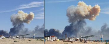 Dym stúpa po výbuchoch v ruskej leteckej základni Novofedorivka na Rusmi anektovanom ukrajinskom polostrove Krym 9. augusta 2022.