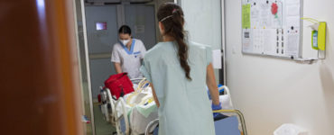 Na snímke zdratovníčky pri presune pacienta v Nemocnici Poprad.