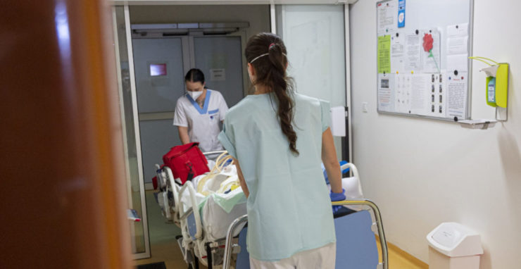 Na snímke zdratovníčky pri presune pacienta v Nemocnici Poprad.