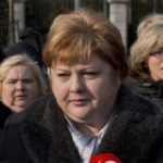 Monika Kavecká pred Úradom vlády SR v januári 2016, keď sestry, ktoré dodnes zastupuje, hrozili výpoveďami.
