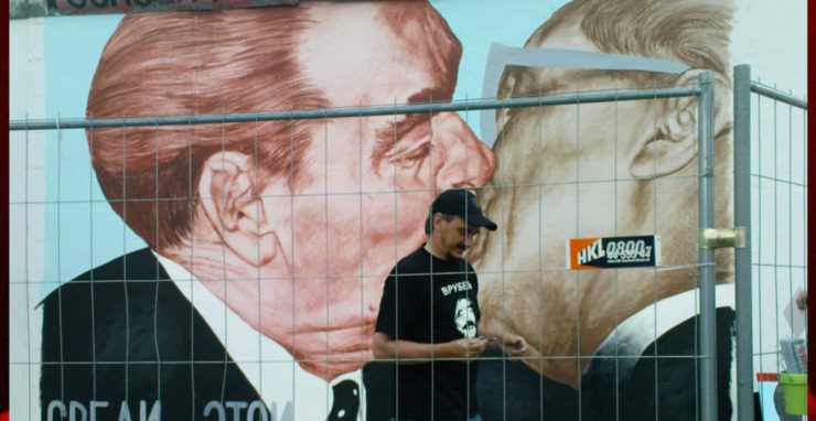 Maľbou bozkávajúcich sa komunistických vodcov: Leonida Brežneva a Ericha Honeckera.