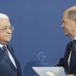 Nemecký kancelár Olaf Scholz (vpravo) a palestínsky prezident Mahmúd Abbás si podávajú ruky po tlačovej konferencii v Berlíne v utorok 16. augusta 2022.