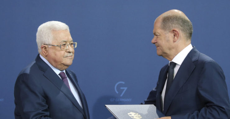 Nemecký kancelár Olaf Scholz (vpravo) a palestínsky prezident Mahmúd Abbás si podávajú ruky po tlačovej konferencii v Berlíne v utorok 16. augusta 2022.