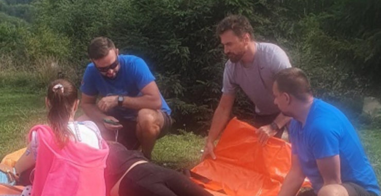 Horskí záchranári z Kysuckých Beskýd pomáhajú vážne zranenej žene.
