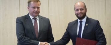 Vpravo minister obrany SR Jaroslav Naď a vľavo minister obrany Fínskej republiky Antti Kaikkonen.