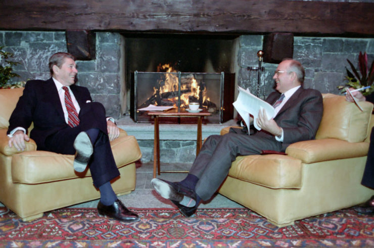 Michail Gorbačov na prvom summite s Ronaldom Reaganom v Ženeve v novembri 1985.