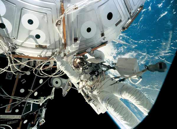 prostredníctvom filmu sa diváci oboznámia so životom na palube Medzinárodnej vesmírnej stanice ISS