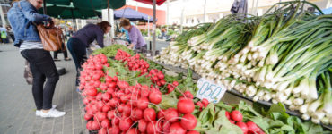 Predaj ovocia, zeleniny a priesad na mestskej tržnici v Nitre 2. mája 2014.